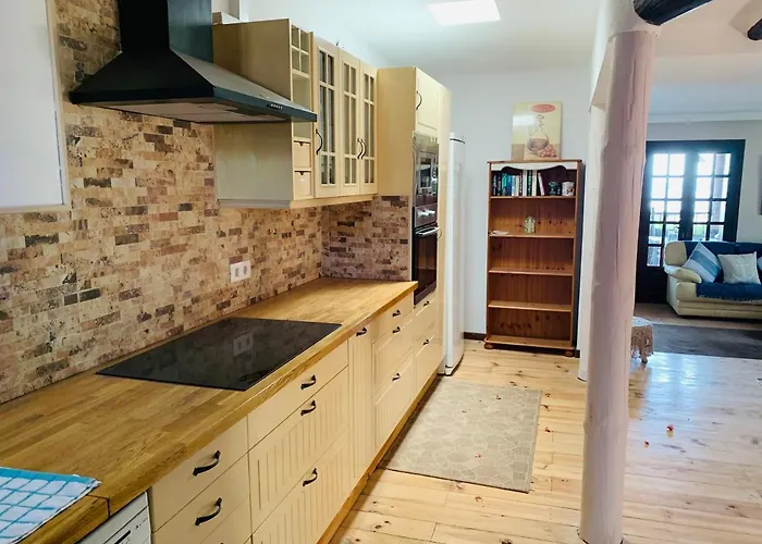 Beautiful 3-bed In Mácher