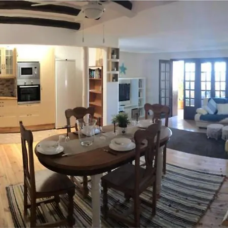 Beautiful 3-bed In Hébergement de vacances Mácher